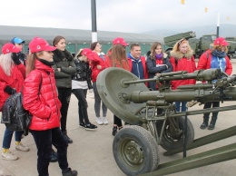 Крымские школьники и студенты смогли попасть «В армию на денек»