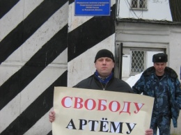 В Пскове активисты поддержали арестованного Артема Милушкина