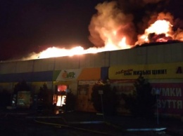 В Полтаве произошел масштабный пожар на рынке и автостанции. Фото, видео