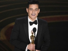 Лауреат "Оскара 2019" Рами Малек упал со сцены вместе с наградой