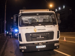 Ночью в Киеве водитель грузовика Укрпочты наехал на авто полиции