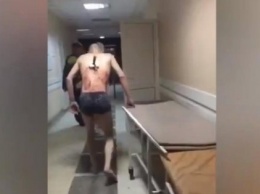 Типичная Россия: запутинец устал ждать операции и пошел курить с ножом в спине ВИДЕО 18+