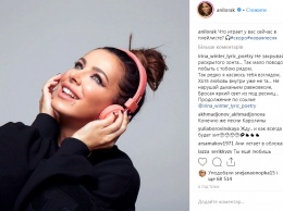 Украинская певица Ани Лорак удивила новым образом "девочки" в розовых наушниках. Фото