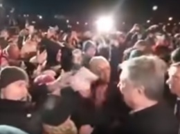 Неожиданная выходка Порошенко в Запорожье - президент сорвал шапку с девушки