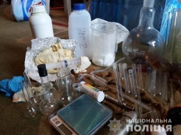 Полиция в Сумской области разоблачила притон и лабораторию по производству амфетамина