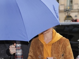Алисия Викандер и Майкл Фассбендер гуляют по дождливому Парижу