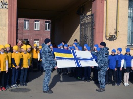 В школе, где учился Андрей Эйдер, устроили флешмоб в поддержку пленных военных моряков