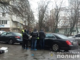 В Киеве возле "Левобережной" мужчина в полицейской форме расстрелял водителя Mercedes и скрылся