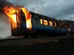 В Ровенской области на ходу загорелся пассажирский поезд (ФОТО)