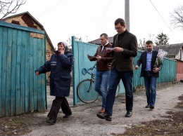 Омелян в честь 8 марта поработал почтальоном в селе под Киевом: фотоотчет министра