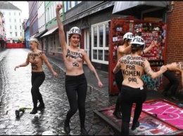 Голые активистки Femen устроили переполох на ''улице красных фонарей'': фото 18+