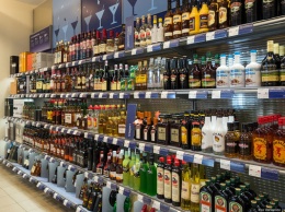 Полицейские изъяли у бабушки огромную партию контрафактного алкоголя в Винницкой области