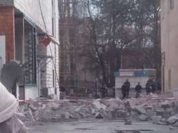 В Одессе ветер развалил стену торгового центра, есть пострадавшие