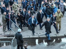 В Сети активно разгоняют фейк о побеге Порошенко с митинга в Житомире. ФОТО