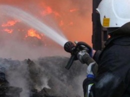 Пожар на Днепропетровщине: сотрудники ГСЧС тушили завод