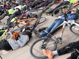 В Киеве прошел "лежачий" протест велосипедистов под КГГА