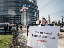 Под стенами Европарламента требовали честных выборов в Украине