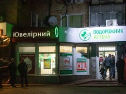 Под Киевом мужчины с автоматами ограбили ювелирный магазин
