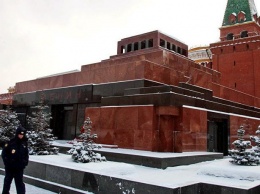 В Москве мужчина облил маслом мавзолей Ленина с криками "Вставай!"