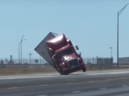 В США мощный ветер сдул с дороги грузовик