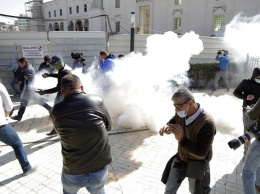 Возле парламента Албании произошли столкновения с газом и водометами