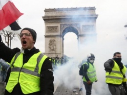 Очередная акция "желтых жилетов" во Франции закончилась пожаром и погромами