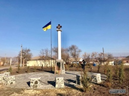 В Одессе неизвестные осквернили памятник воинам УНР: за информацию о преступниках обещают 10 тысяч грн