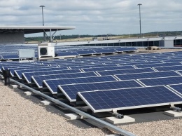 В аэропорту Хельсинки открыли новую солнечную электростанцию на крыше терминала