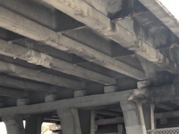 Грузовик повредил путепровод на Броварском проспекте возле станци метро "Дарница"