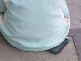 В Мелитополе растет "благосостояние" бомжей - ноутбук приспособили вместо стула (фото)