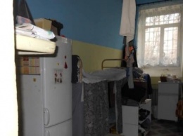 Троллинг предателя: пропагандиста Вышинского содержат в камере в цветах флага Украины