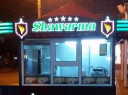 В Днепре работник киоска Shawarma выливал помои на улице
