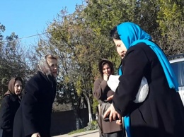 Экс-жену Януковича заметили на кладбище в Крыму