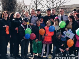 Полицейские Херсонщины "флешмобили" в поддержку "солнечных детей"