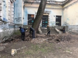 В Мелитополе началась череда субботников - где общественники уборку проведут (фото)
