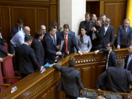 Ляшко с депутатами от Радикальной партии блокируют ложу правительства в Верховной Раде
