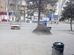 Сотрудник Сильпо вытряхивал коврики на центральном проспекте (фото)