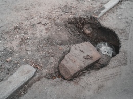 Провал в Днепре: на улице Короленко образовалась яма