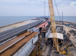 Строители Крымского моста соединили берега железнодорожными пролетами