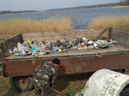 На Николаевщине с берегов водоемов области собрали около 100 мешков мусора