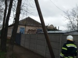 В Павлограде из-за ветра столб навис над пешеходной зоной (ФОТОФАКТ)