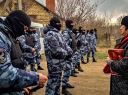 В оккупированном Крыму ФСБ проводит обыски в домах более десяти крымских татар