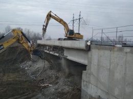 Город снес подъездной мост, чтобы заблокировать скандальную стройку на Осокорках - блогер
