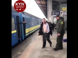 На вокзале в Киеве мужчина пытался вскрыть себе вены