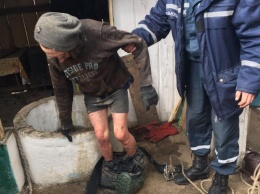 Спасатели вытащили человека, который оказался в плену колодца в селе под Ровно