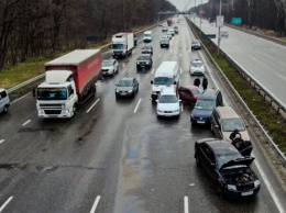 Под Киевом в ДТП попали 18 автомобилей