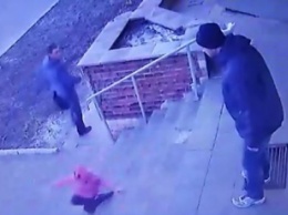 На Ровенщине мужчина столкнул с лестницы шестилетнюю дочь (Видео)