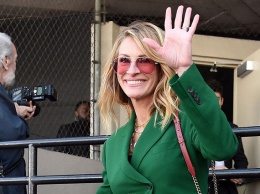 Джулия Робертс в зеленом костюме и с радужной сумкой приняла участие в церемонии на "Аллее славы" в Голливуде