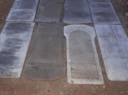 Остановку в Кривом Роге украсили надгробными плитами