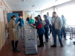 Недоразумение в Харькове: члены комиссии забыли оторвать корешки бюллетеней (фото)